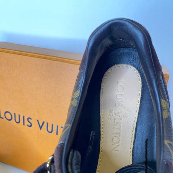 ($400) Louis Vuitton sneakers - Picture 3 of 8